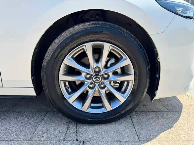 Mazda Axela — Фото автомобиля 9