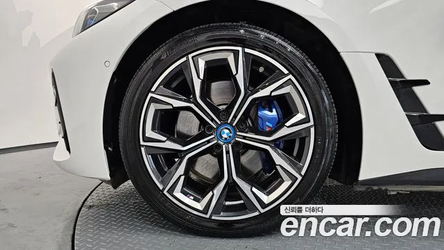 BMW i4 — Фото автомобиля 5