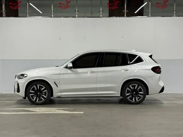 BMW iX3 — Фото автомобиля 4