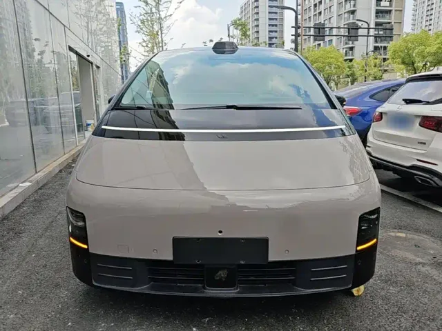 Li Auto MEGA — Фото автомобиля 2