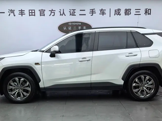 Toyota RAV4 — Фото автомобиля 3
