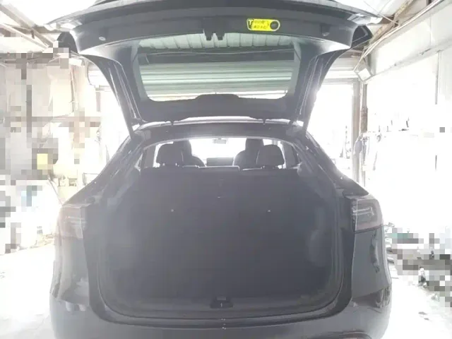Tesla Model Y — Фото автомобиля 18