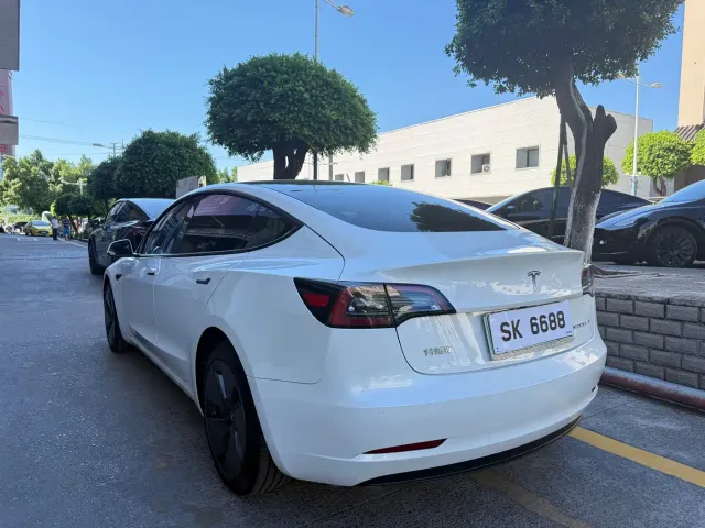 Tesla Model 3 — Фото автомобиля 6