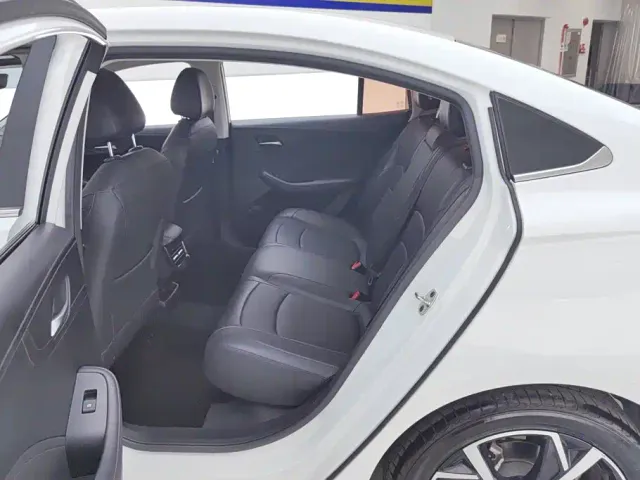 Roewe i5 — Фото автомобиля 11