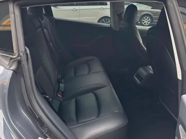 Tesla Model 3 — Фото автомобиля 11