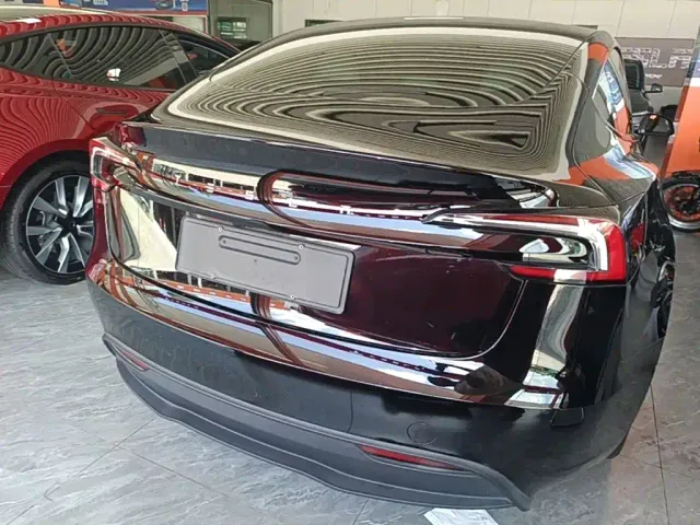 Tesla Model 3 — Фото автомобиля 5