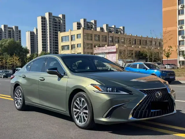 Фотография автомобиля — Lexus ES