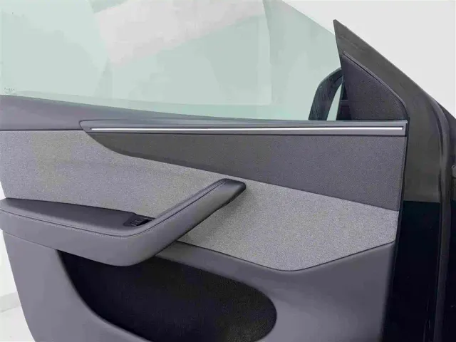 Tesla Model Y — Фото автомобиля 8