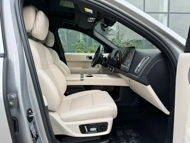 Li Auto L8 — Фото автомобиля 14