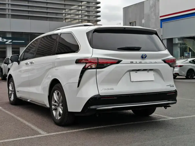 Toyota Sienna — Фото автомобиля 18