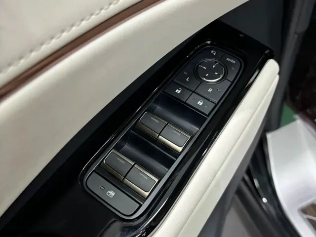 Lexus LM — Фото автомобиля 12