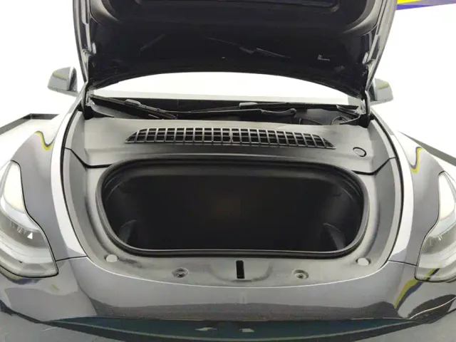 Tesla Model Y — Фото автомобиля 10
