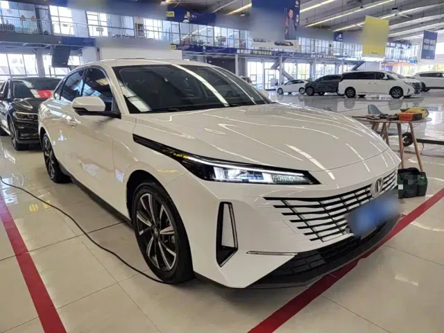 Changan Eado — Фото автомобиля 3
