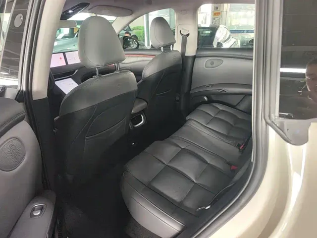 IM Motors LS6 — Фото автомобиля 16
