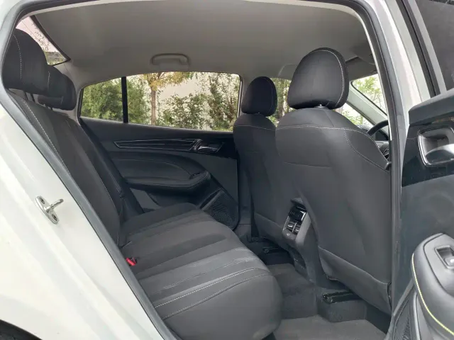 Roewe i5 — Фото автомобиля 7