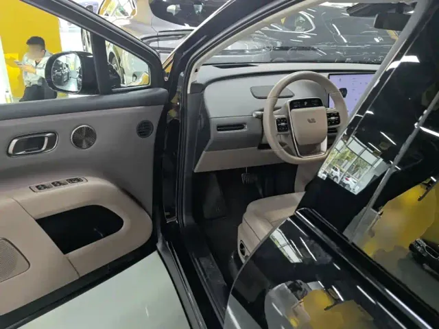 Li Auto i8 — Фото автомобиля 15