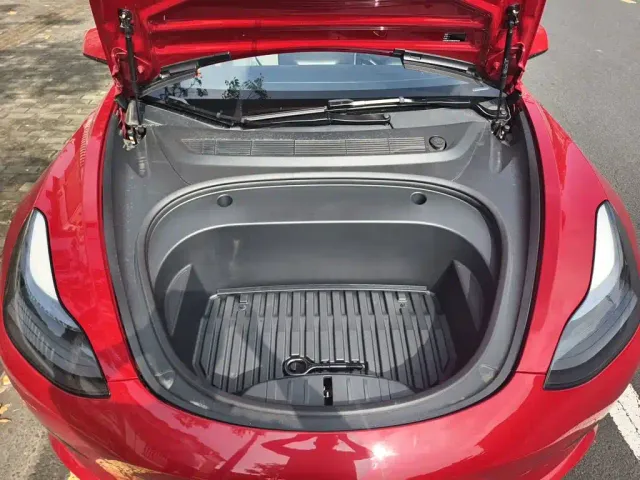 Tesla Model 3 — Фото автомобиля 21