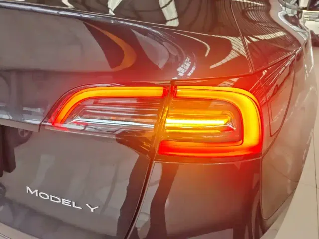Tesla Model Y — Фото автомобиля 7