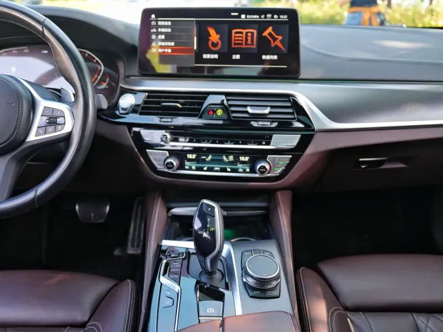 BMW 5 Series — Фото автомобиля 11