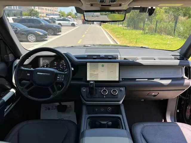 Land Rover Defender — Фото автомобиля 10
