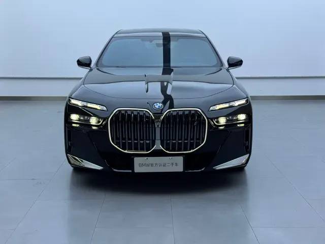 BMW i7 — Фото автомобиля 2