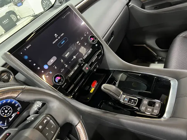 Toyota Alphard — Фото автомобиля 26