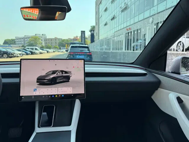 Tesla Model Y — Фото автомобиля 12