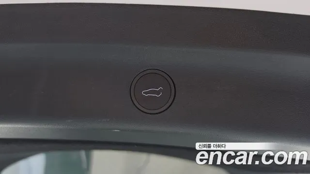 Tesla Model Y — Фото автомобиля 18
