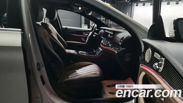 Mercedes-Benz E-Class — Фото автомобиля 11