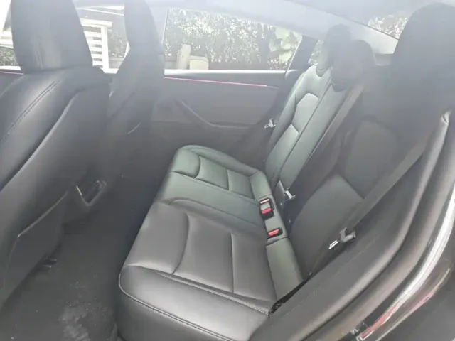 Tesla Model 3 — Фото автомобиля 16