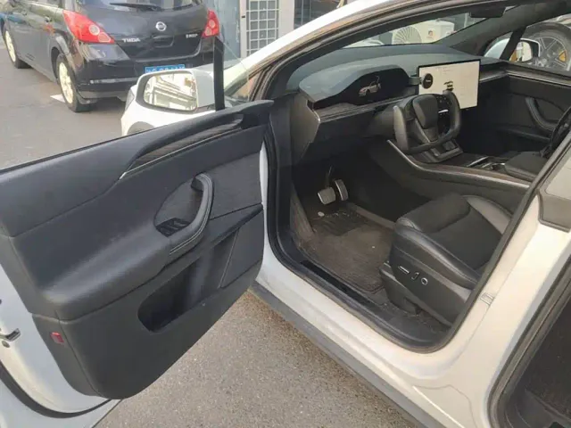 Tesla Model X — Фото автомобиля 15
