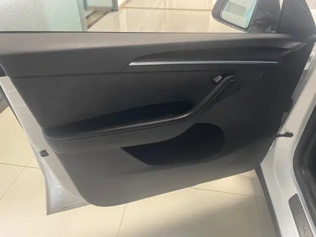 Tesla Model Y — Фото автомобиля 9