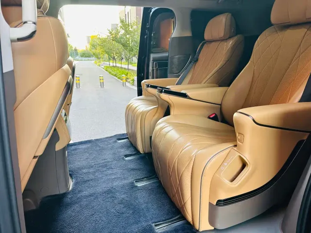 Denza D9 — Фото автомобиля 16