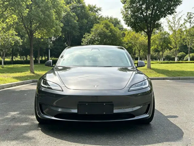Tesla Model 3 — Фото автомобиля 2