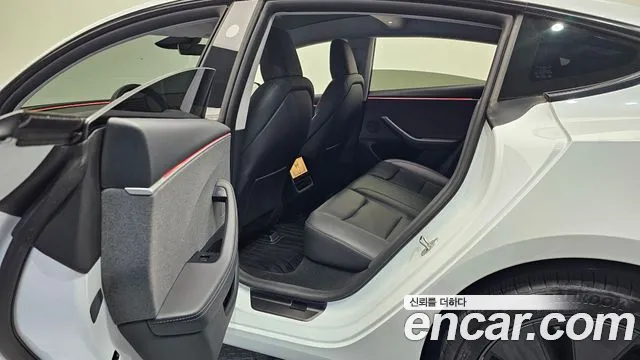 Tesla Model 3 — Фото автомобиля 17