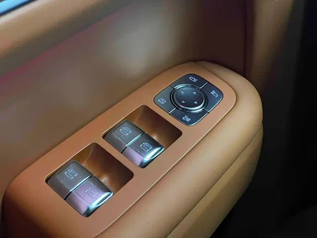 Li Auto L8 — Фото автомобиля 24