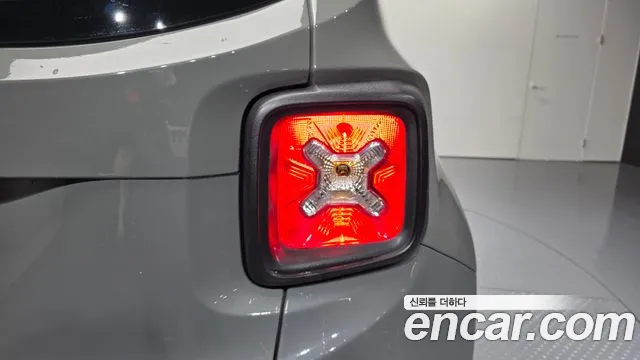 Jeep Renegade — Фото автомобиля 23