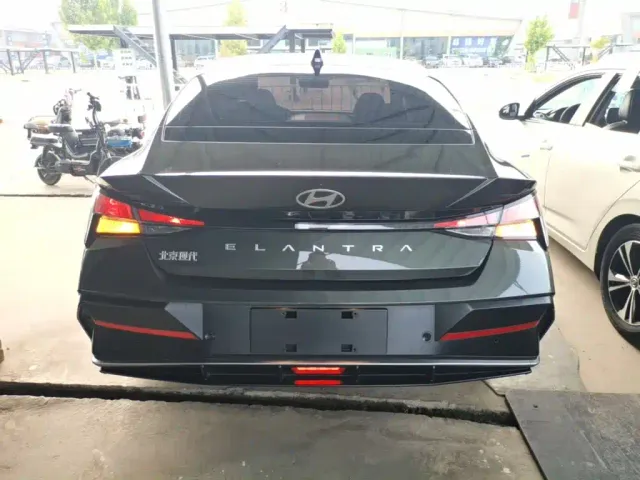 Hyundai Elantra — Фото автомобиля 5