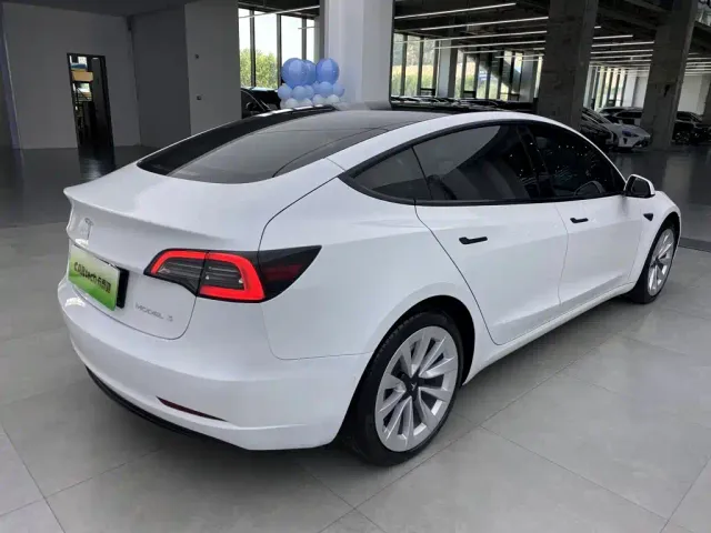 Tesla Model 3 — Фото автомобиля 3