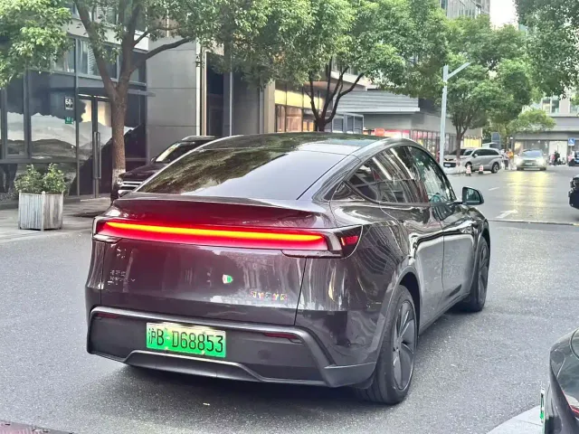Tesla Model Y — Фото автомобиля 7