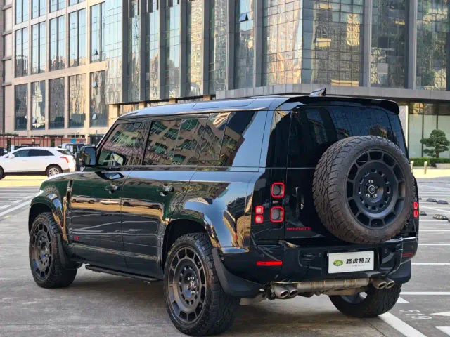 Land Rover Defender — Фото автомобиля 10
