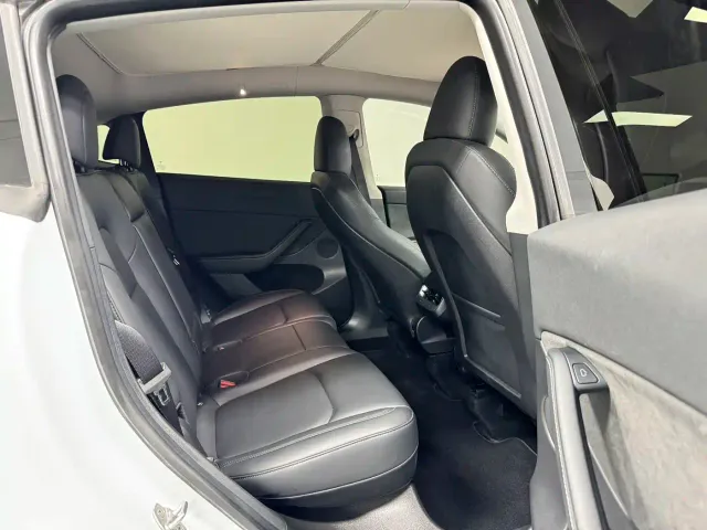 Tesla Model Y — Фото автомобиля 17