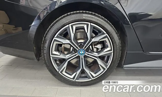 BMW i4 — Фото автомобиля 5