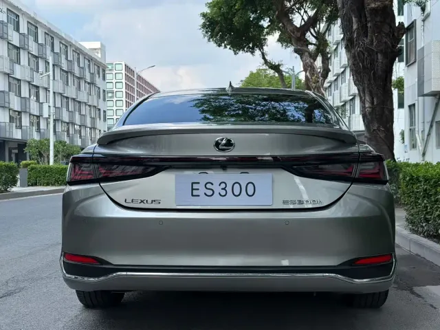 Lexus ES — Фото автомобиля 8