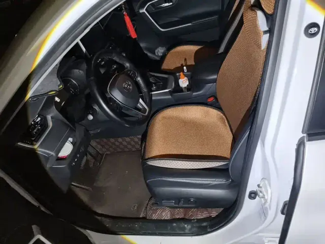 Toyota RAV4 — Фото автомобиля 8