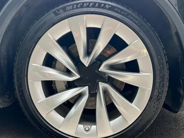 Tesla Model Y — Фото автомобиля 8