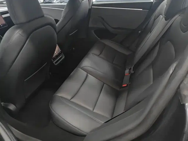 Tesla Model 3 — Фото автомобиля 16
