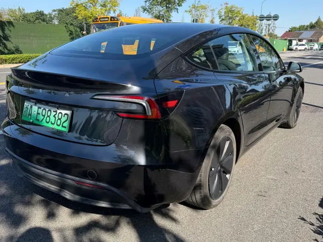 Tesla Model 3 — Фото автомобиля 6