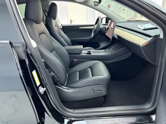 Tesla Model Y — Фото автомобиля 11