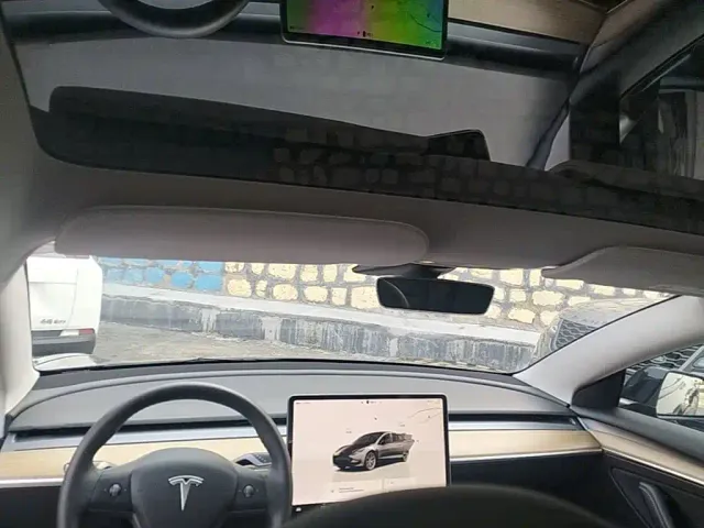 Tesla Model 3 — Фото автомобиля 17